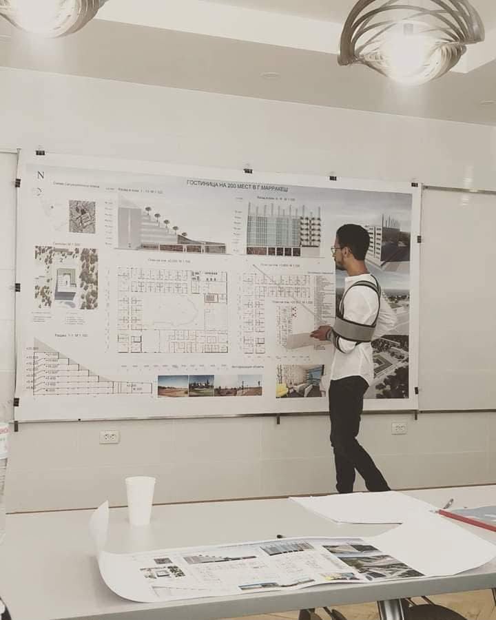 Mehdi Annouch présentant son projet d'hôtel à Marrakech